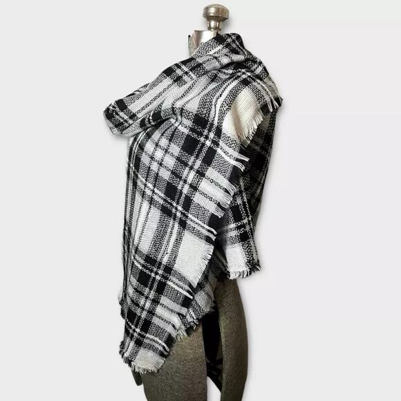 ModCloth Women's Black & White Plaid, Tartan Wide Scarf, Blanket Wrap w/Fringe - Picture 2 of 10